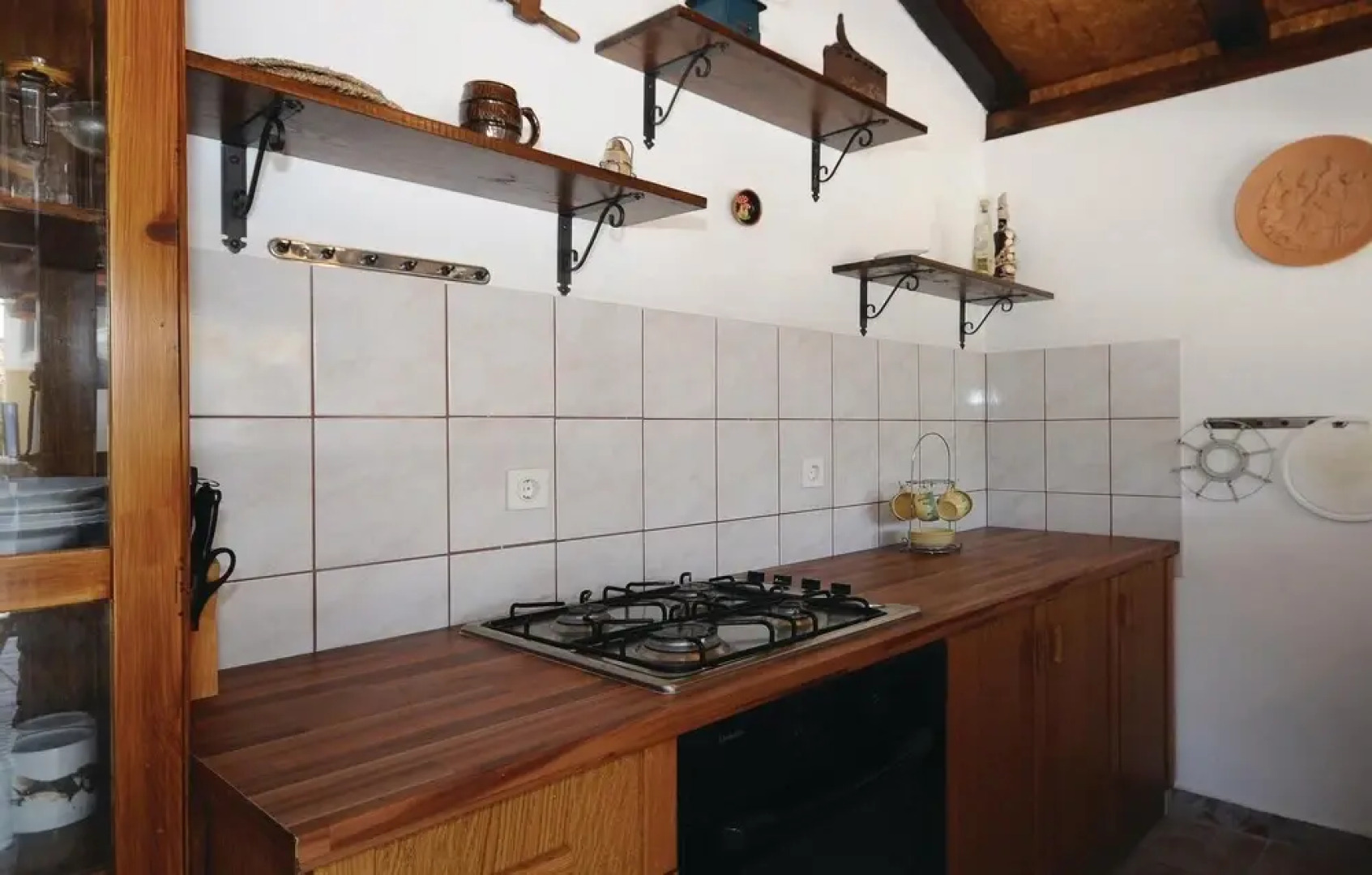 Beautiful Home in Banj With Wifi and 5 Bedrooms