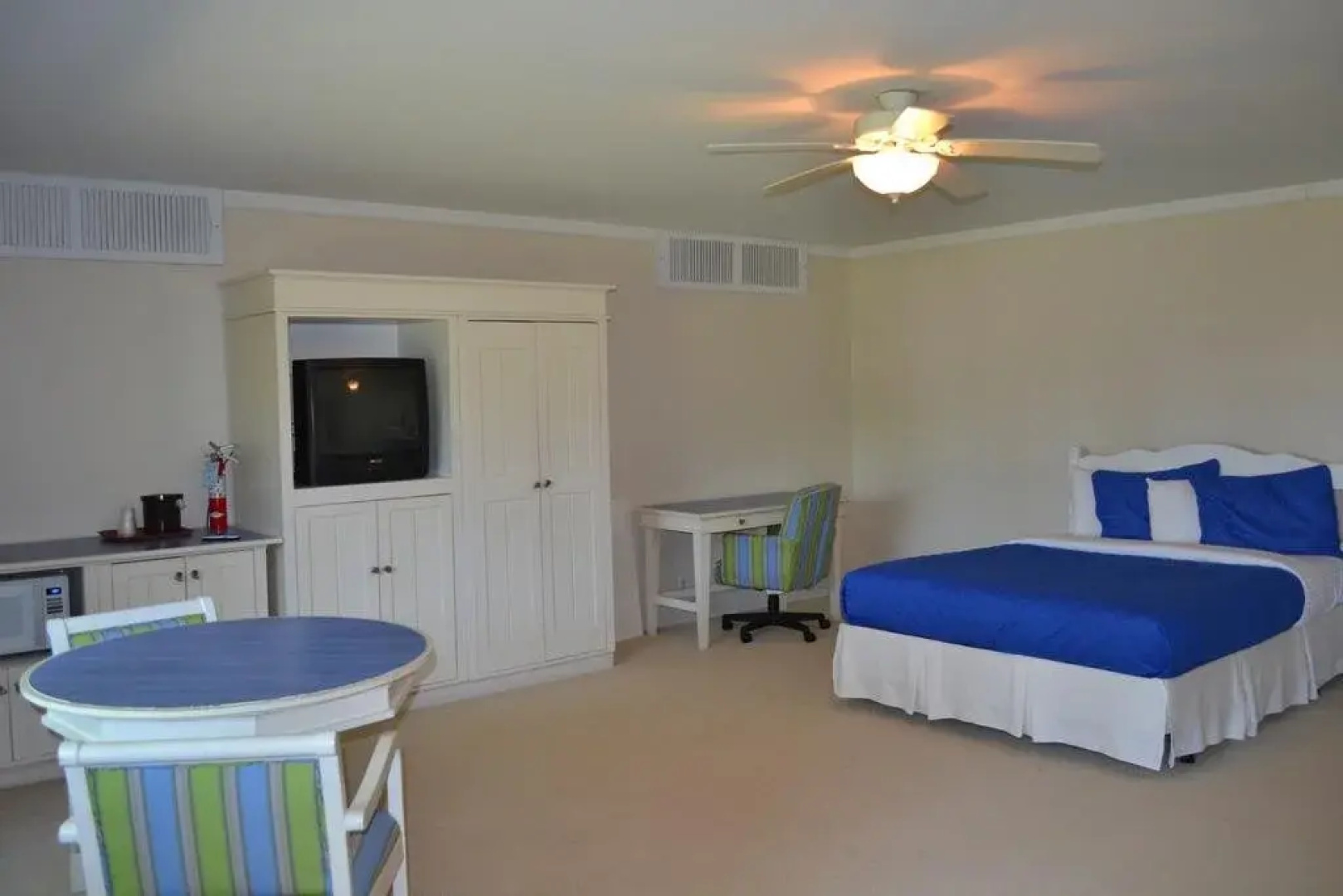 Buzz's Lakeside Inn