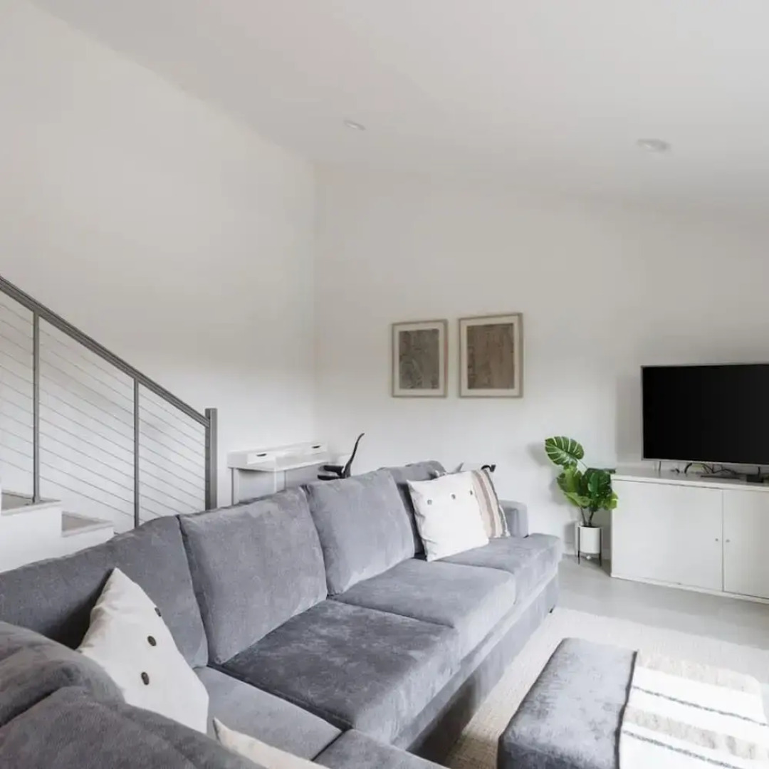 Spacious and Bright 5-bedroom Oasis Pool and Yard