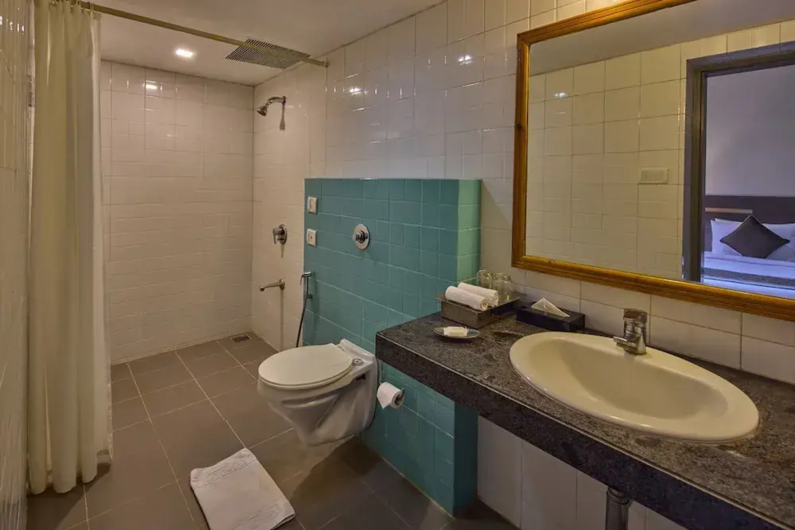 Confident Amoon - The Glamour Spa and Resort