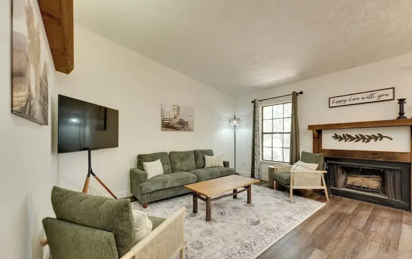 3 Mi to Table Rock Lake: Cozy Cabin in the Woods!