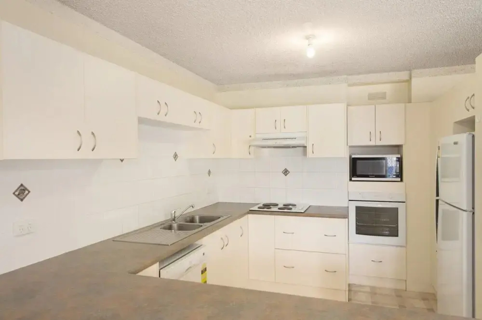 Everything you need including a pool! Karoonda Sands Apartments