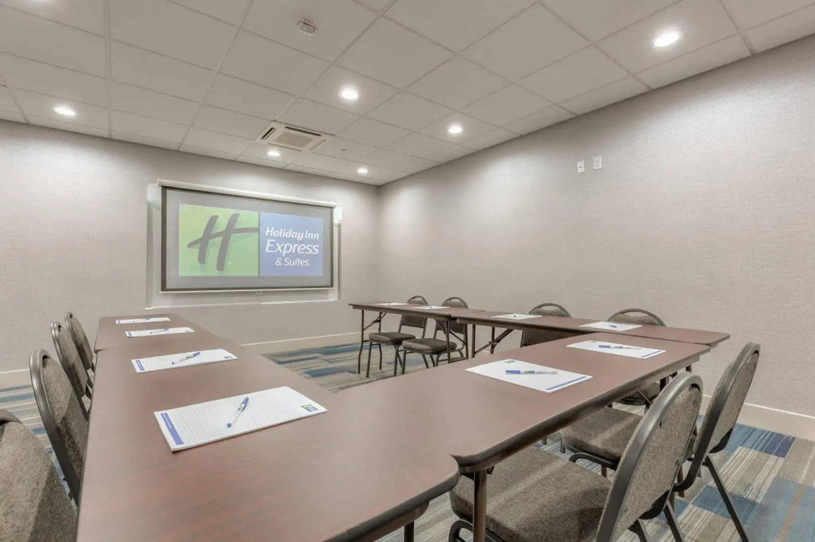 Holiday Inn Express & Suites Tulsa Midtown by IHG