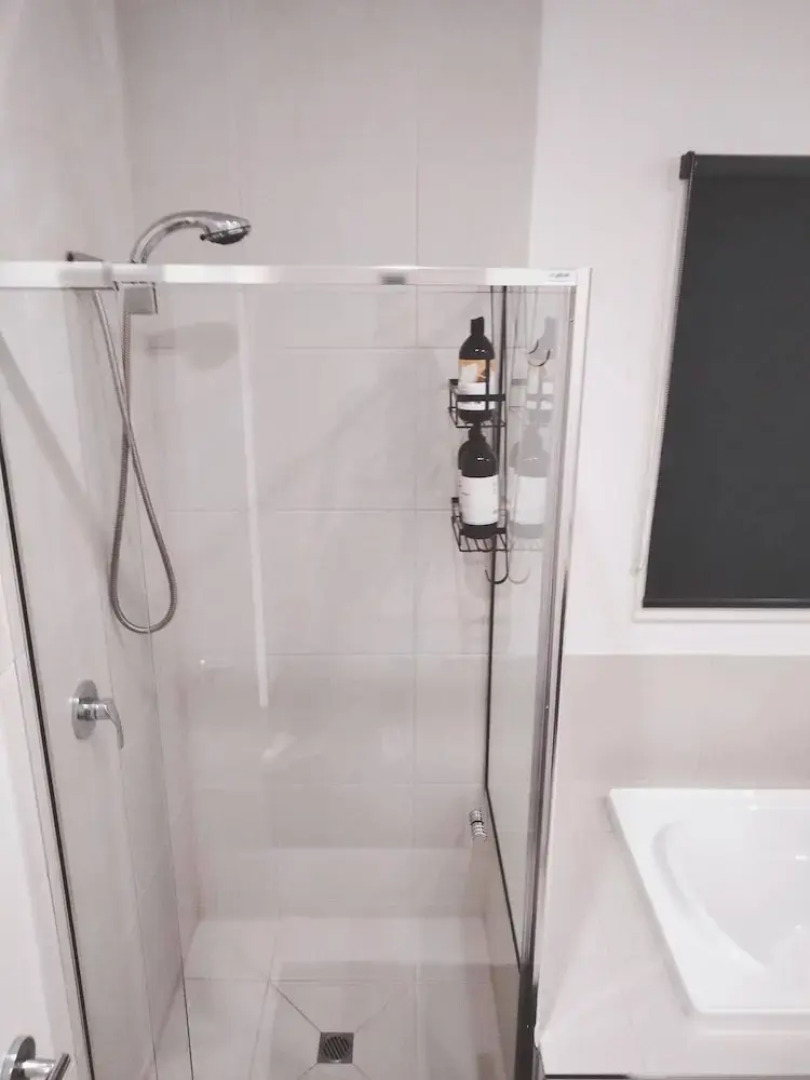 Modern & Cosey 4bedroom House Walk to Beach