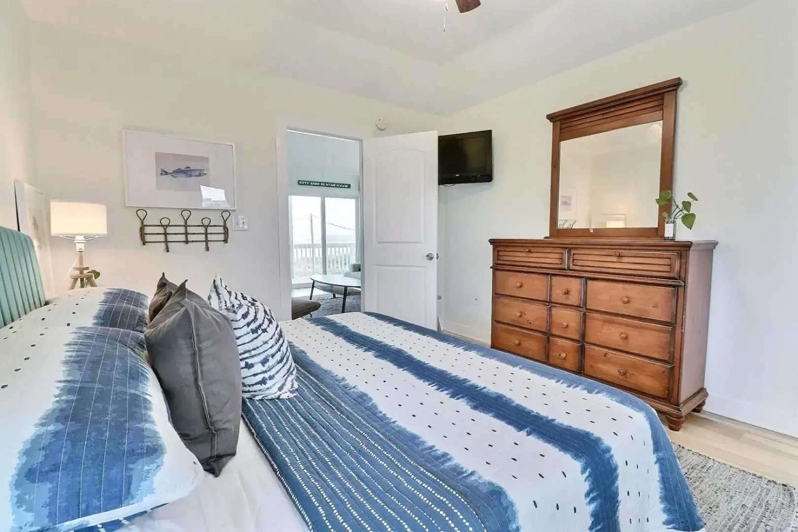 4120 The Shake Shack Across Street from Beach