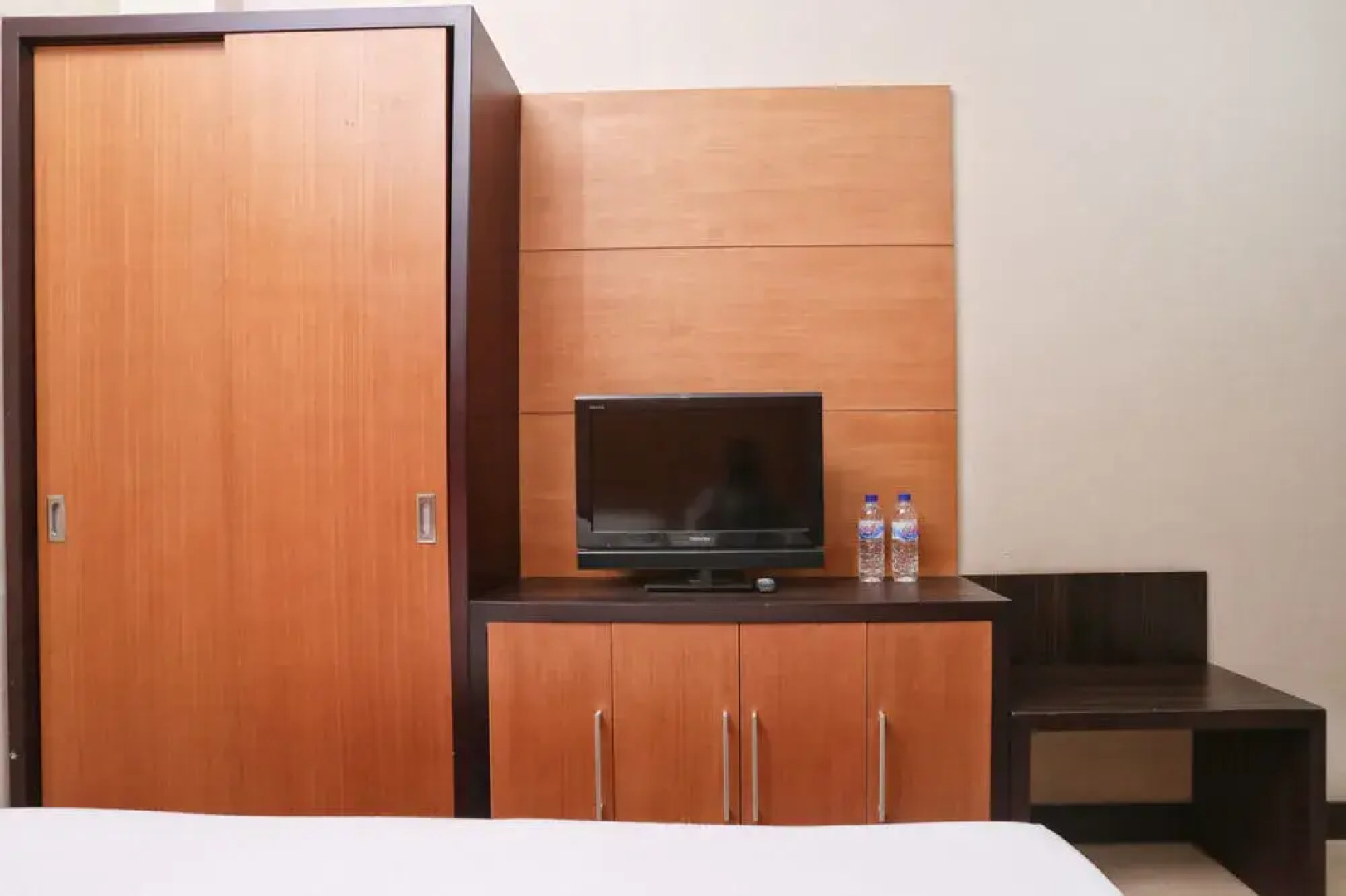 RedDoorz Near Padma Beach