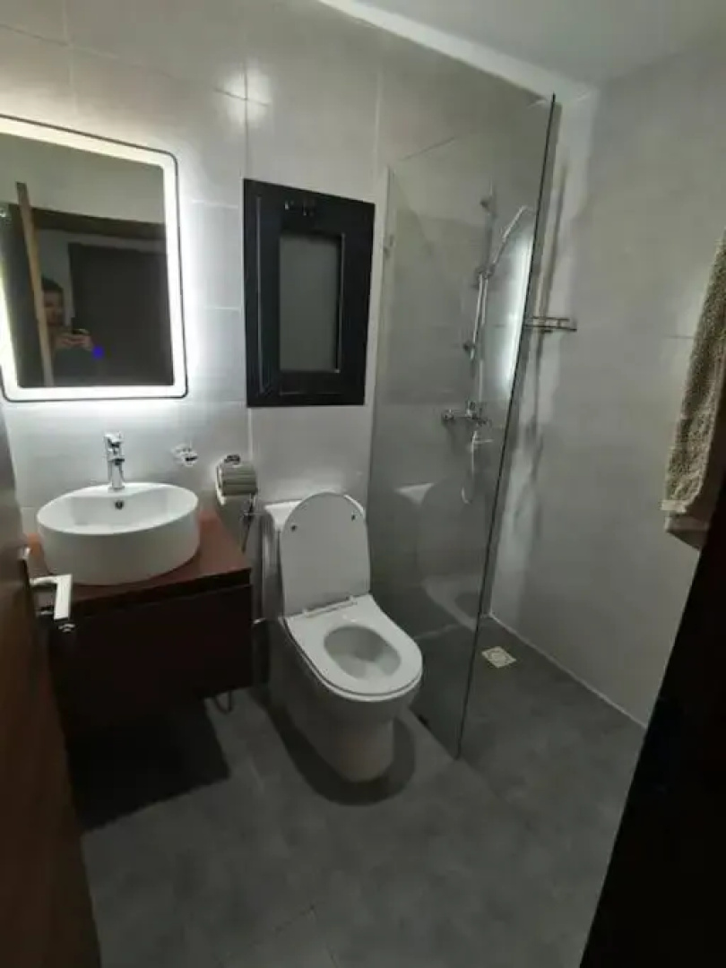 Modern 2-bedroom unit with pool and beach access