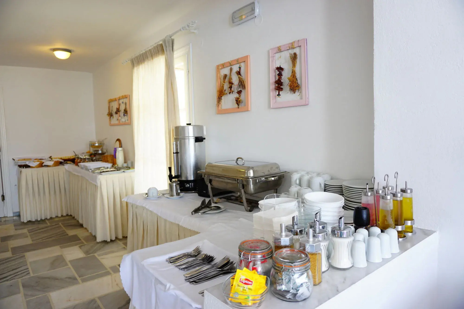 Akrotiri Hotel