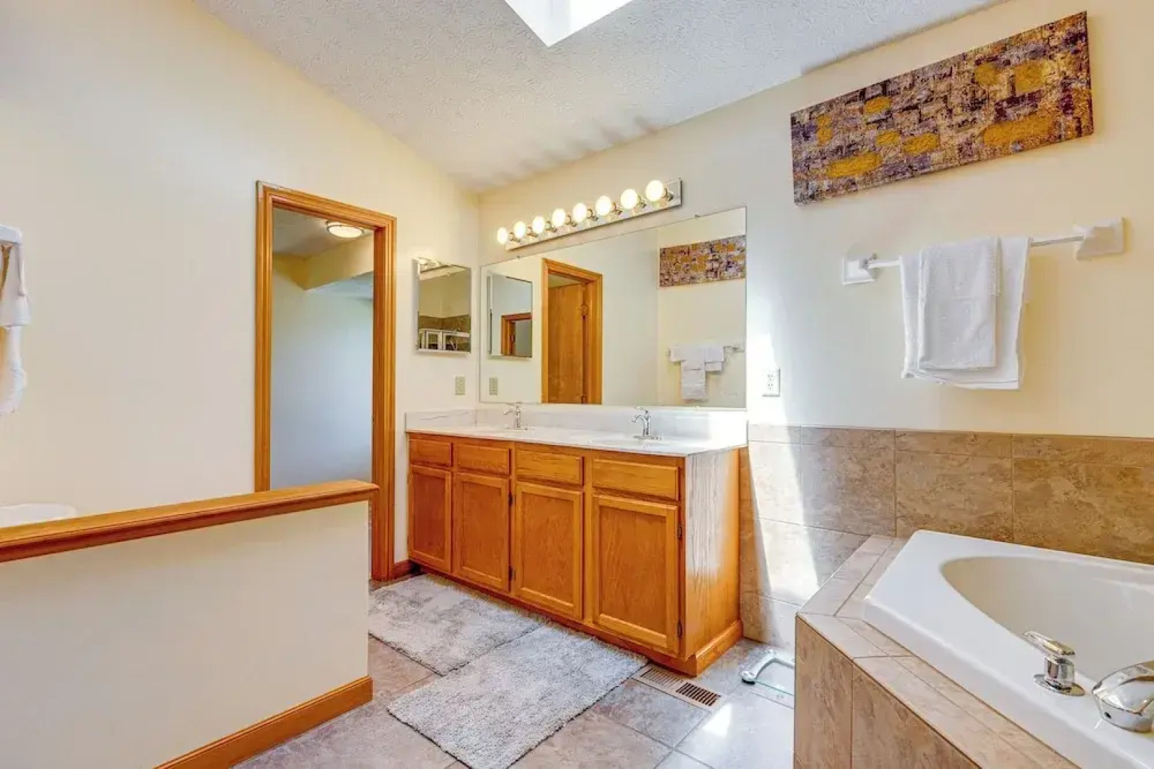 Families Welcome: Lake-view Home, 2 Mi to Gahanna!