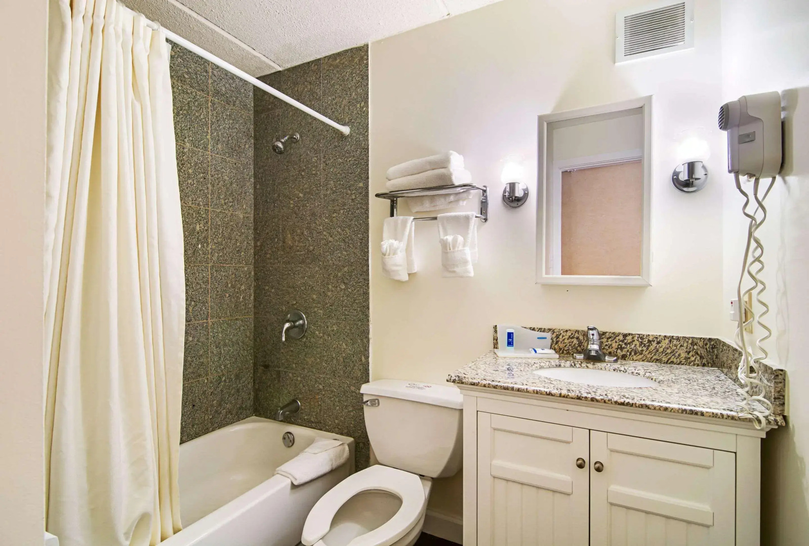 Red Roof Inn & Conference Center Chicago - N Aurora/ Naperville