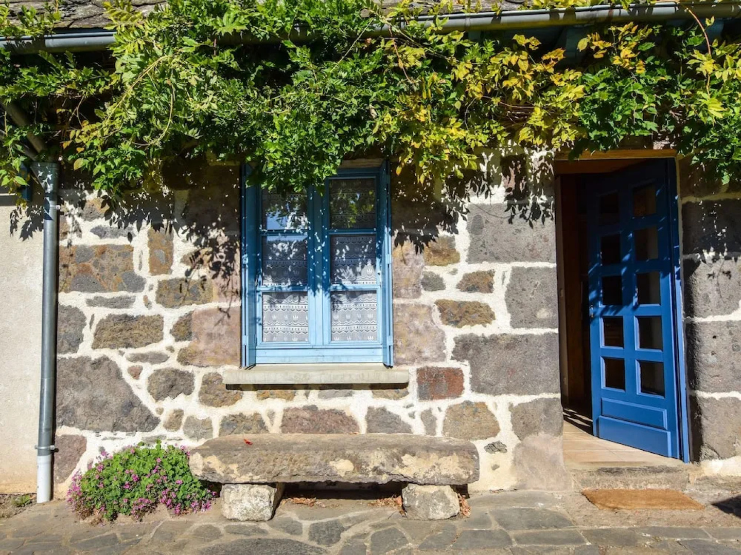 Spacious Holiday Home near Forest in Auvergne