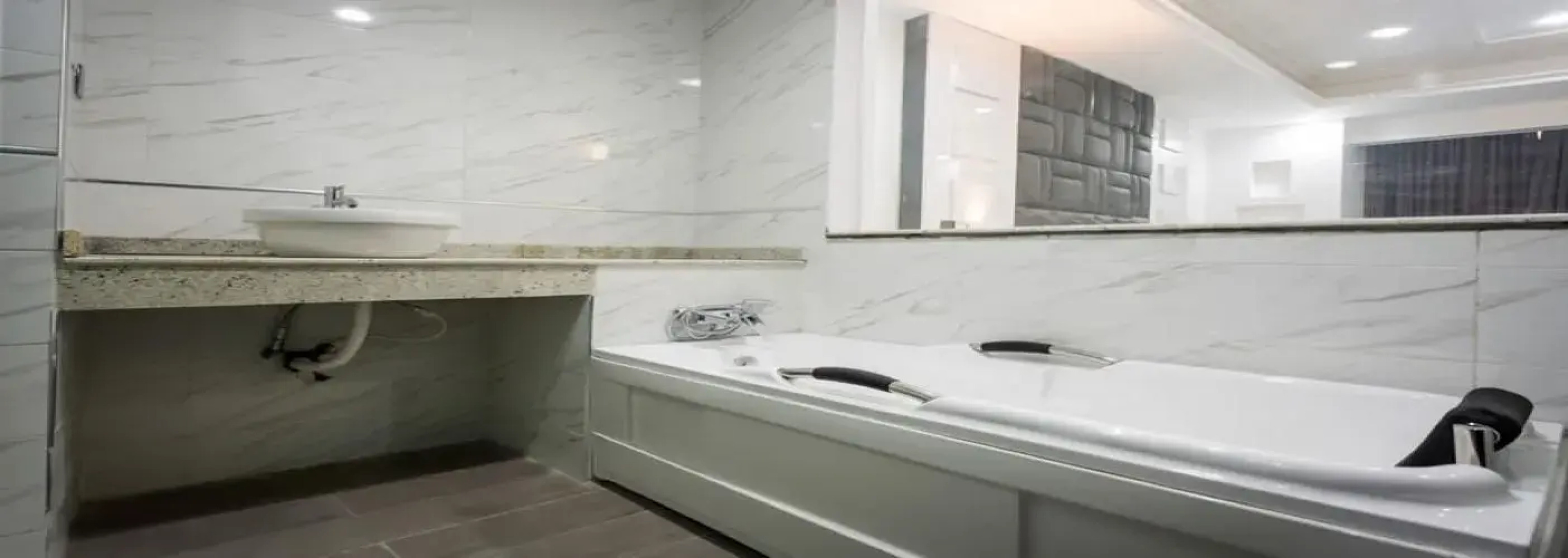 Caesar's Luxury Hotel	