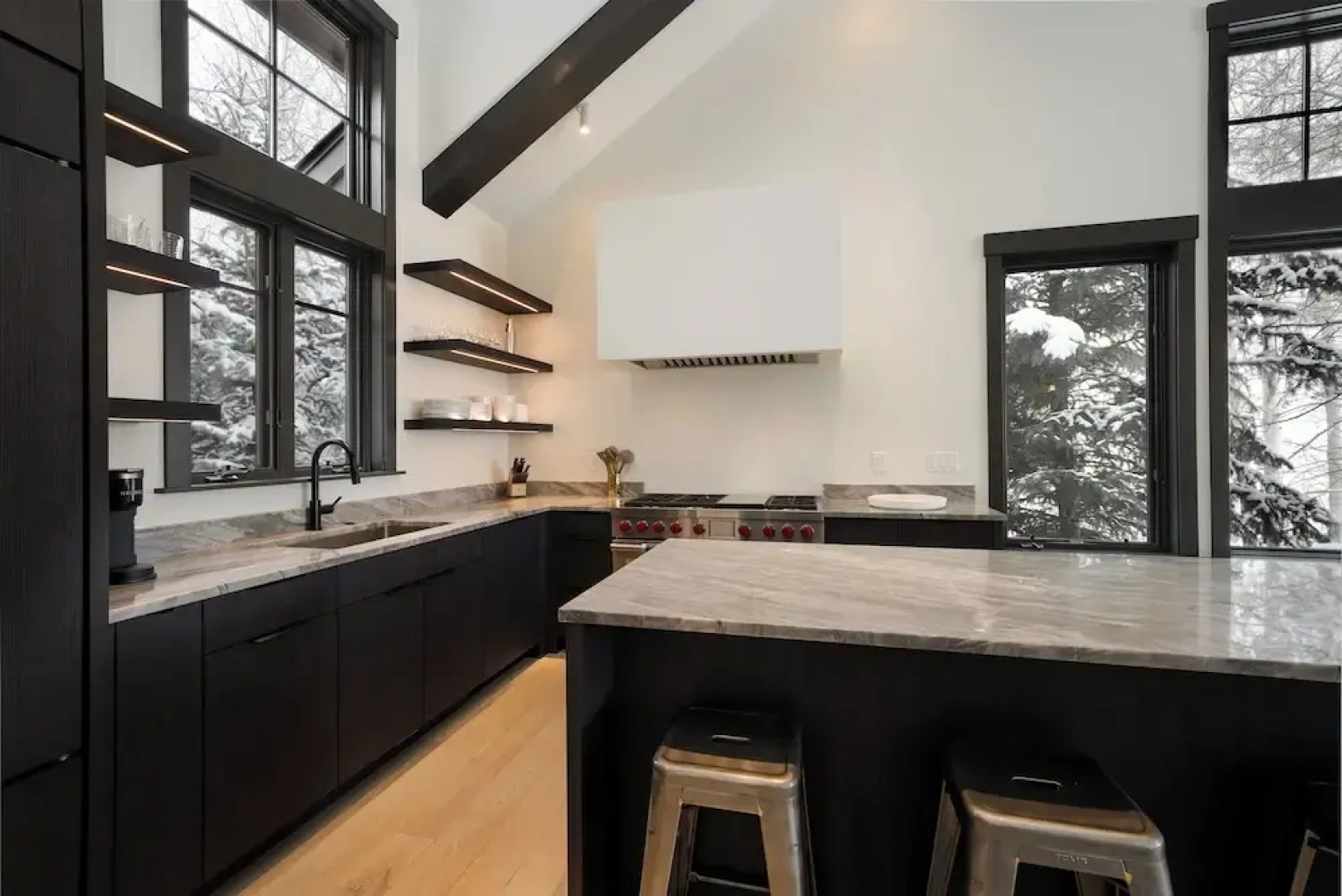 Ski-in/out Townhome w/ Hot Tub by Arrow Bahn Lift!