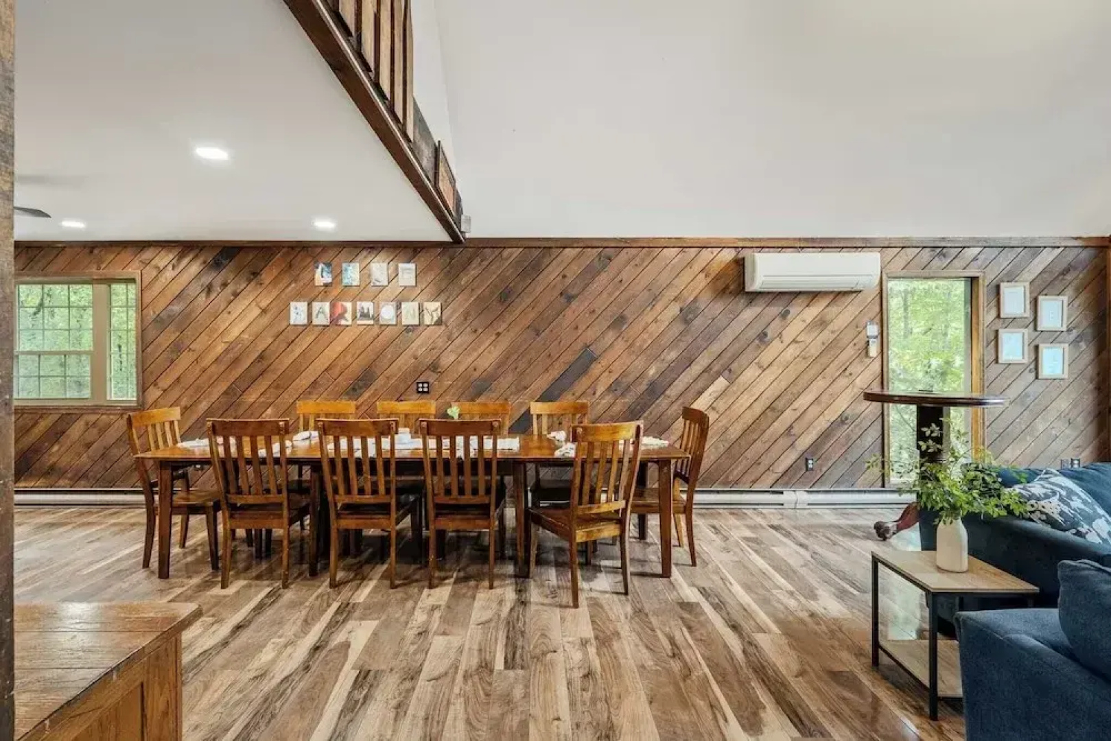 Sky View Chalet by Avantstay Stunning Interior, Spacious Deck, Hot Tub, & View