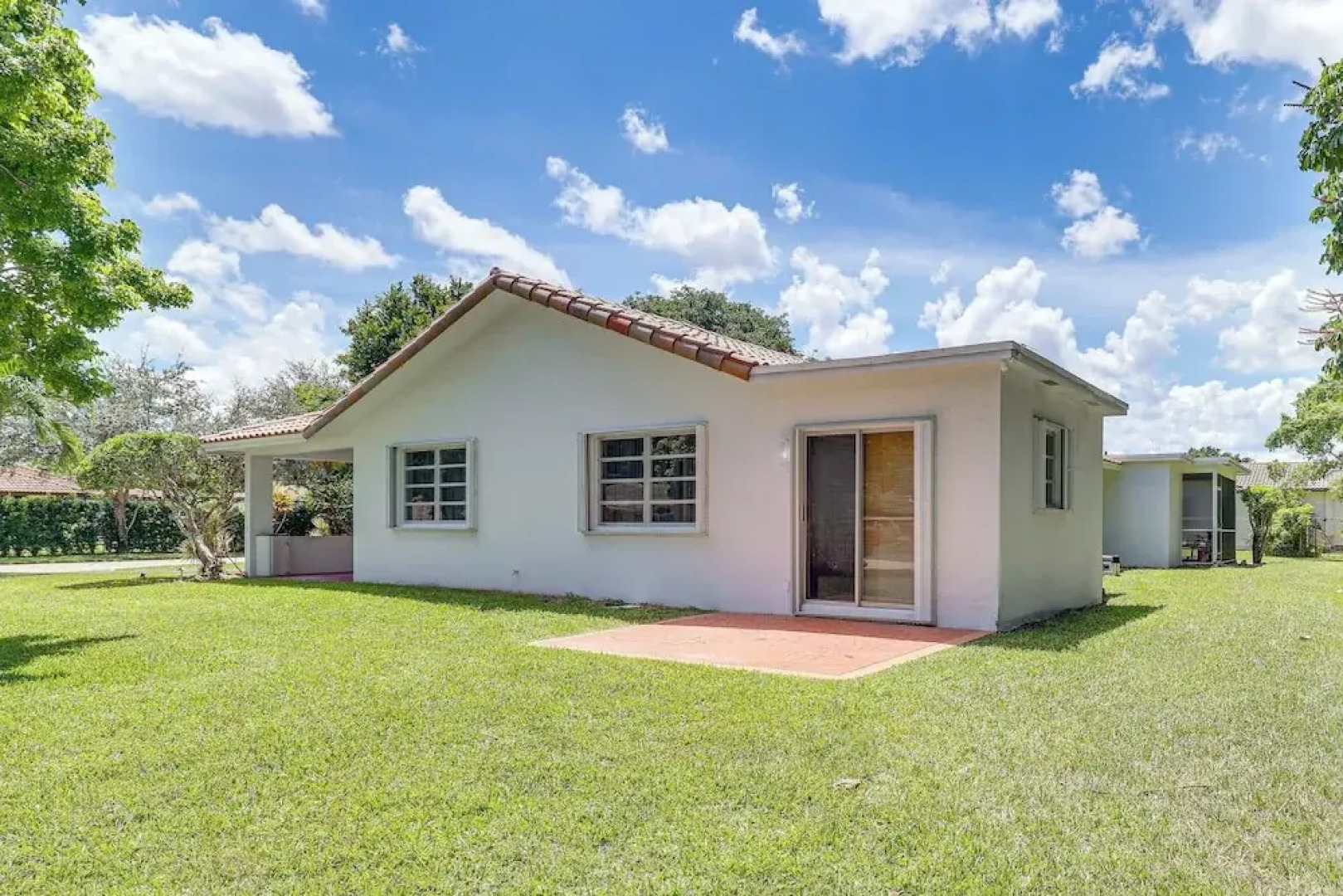 Walk to City Center: Modern Coral Springs Getaway