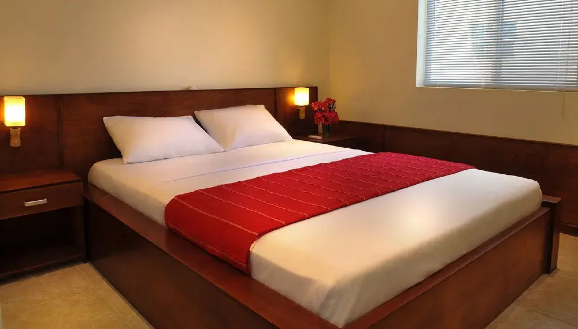 White Beach Apartments Palm Beach