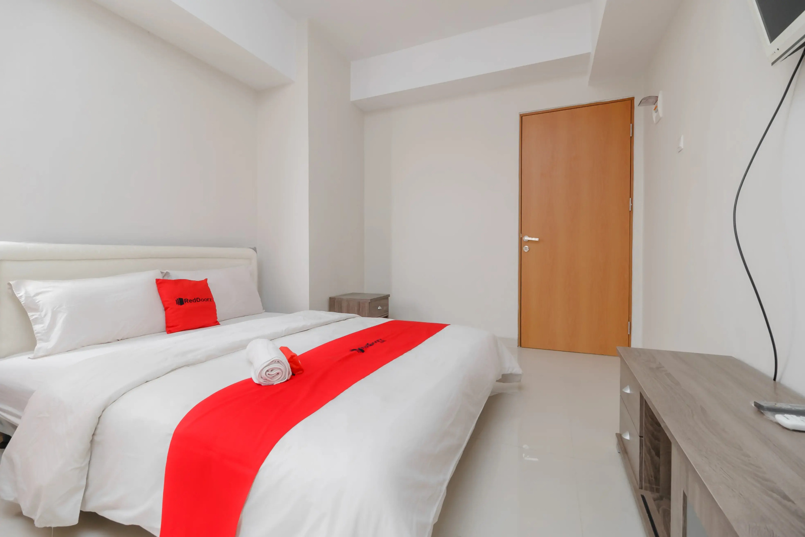 RedDoorz Apartment Syariah @ Green Lake View Cimanggis