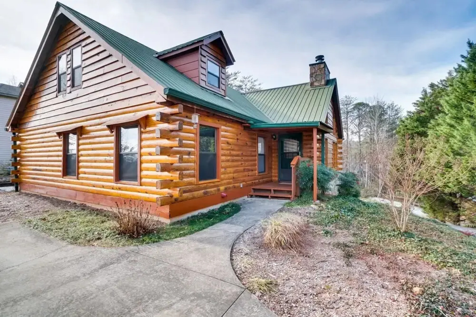 Spacious Log Cabin in Helen w/ Deck & Pool Access!