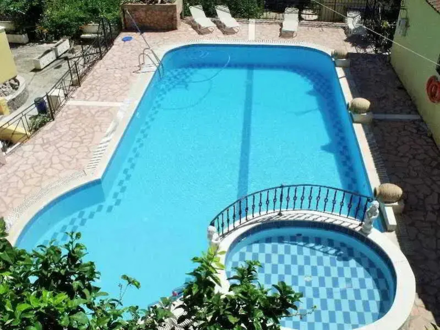 Aragorn Paradise Garden