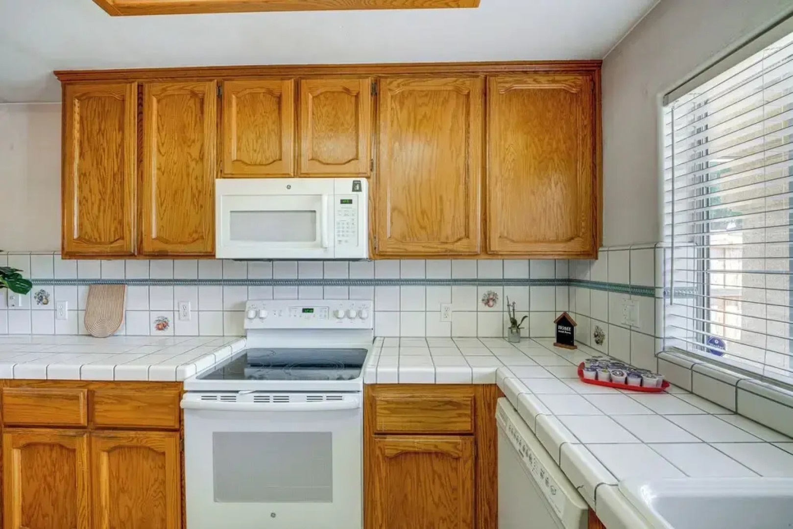 Fun-filled Backyard: Bakersfield Family Haven!