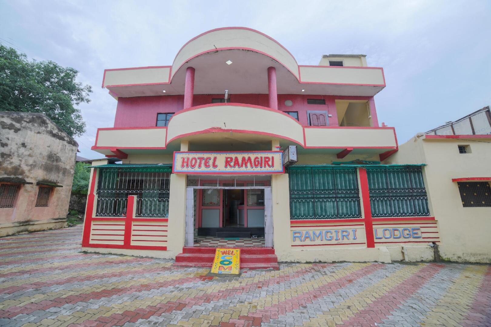 SPOT ON 46669 Hotel Ramgiri