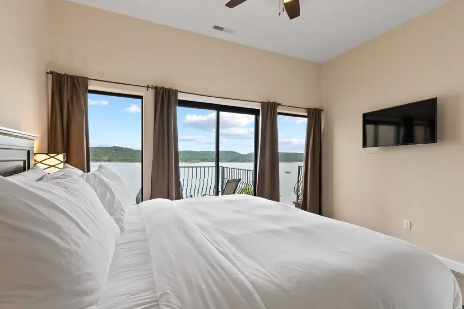 Deluxe 2 Bedroom Villa Lakefront