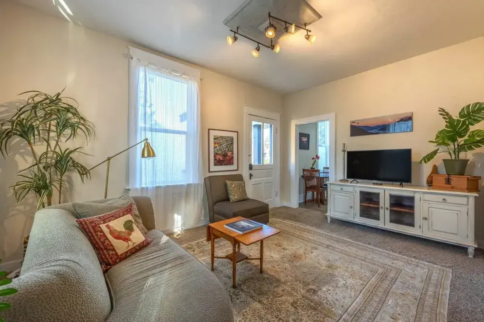 The Front Porch Flat 30 Day Minimum 1 Bedroom Condo by RedAwning