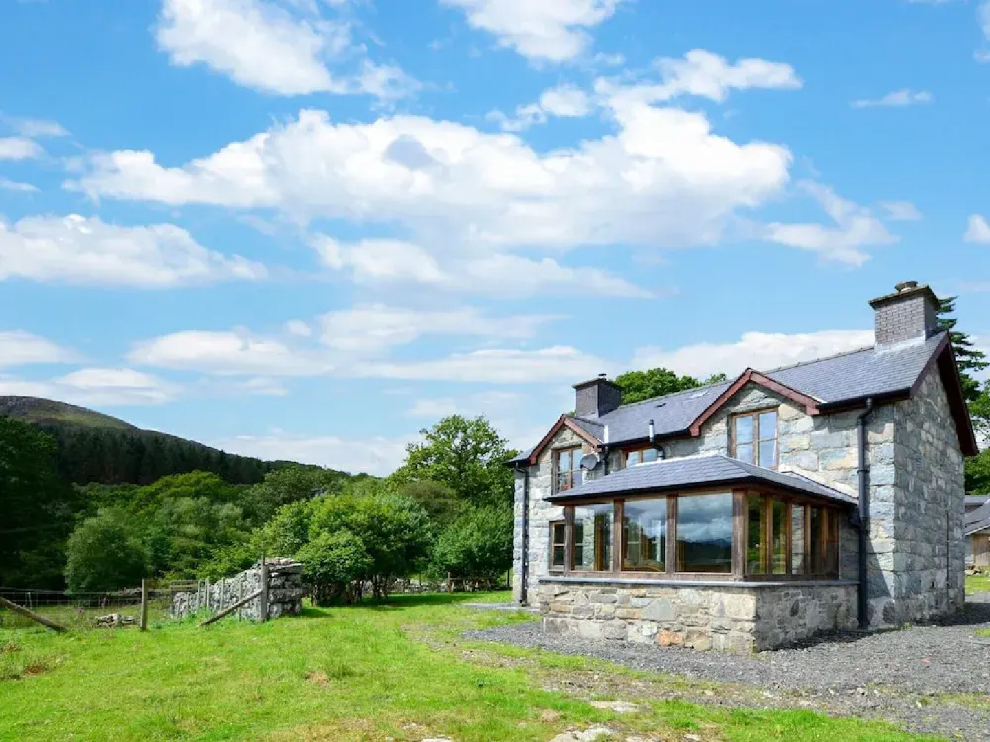 Spacious Holiday Home in Ganllwyd near River