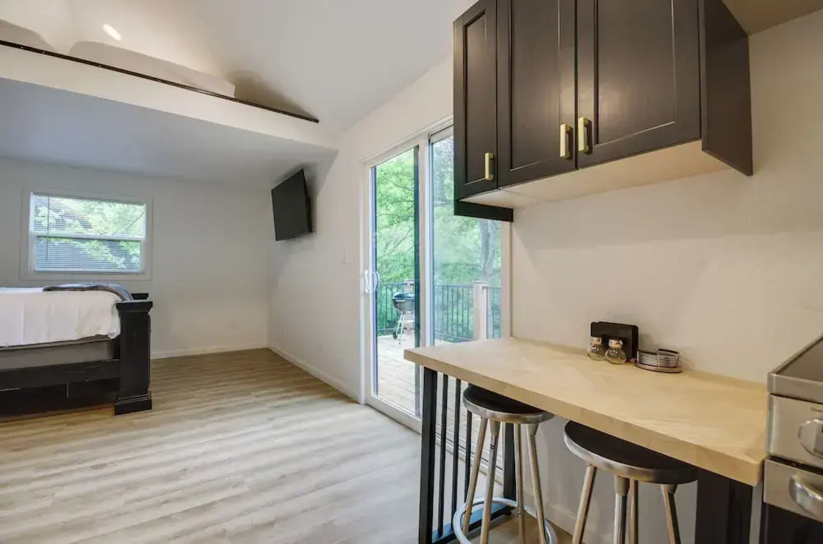 Waterfront Escape: Ozarks Home + Guest House!