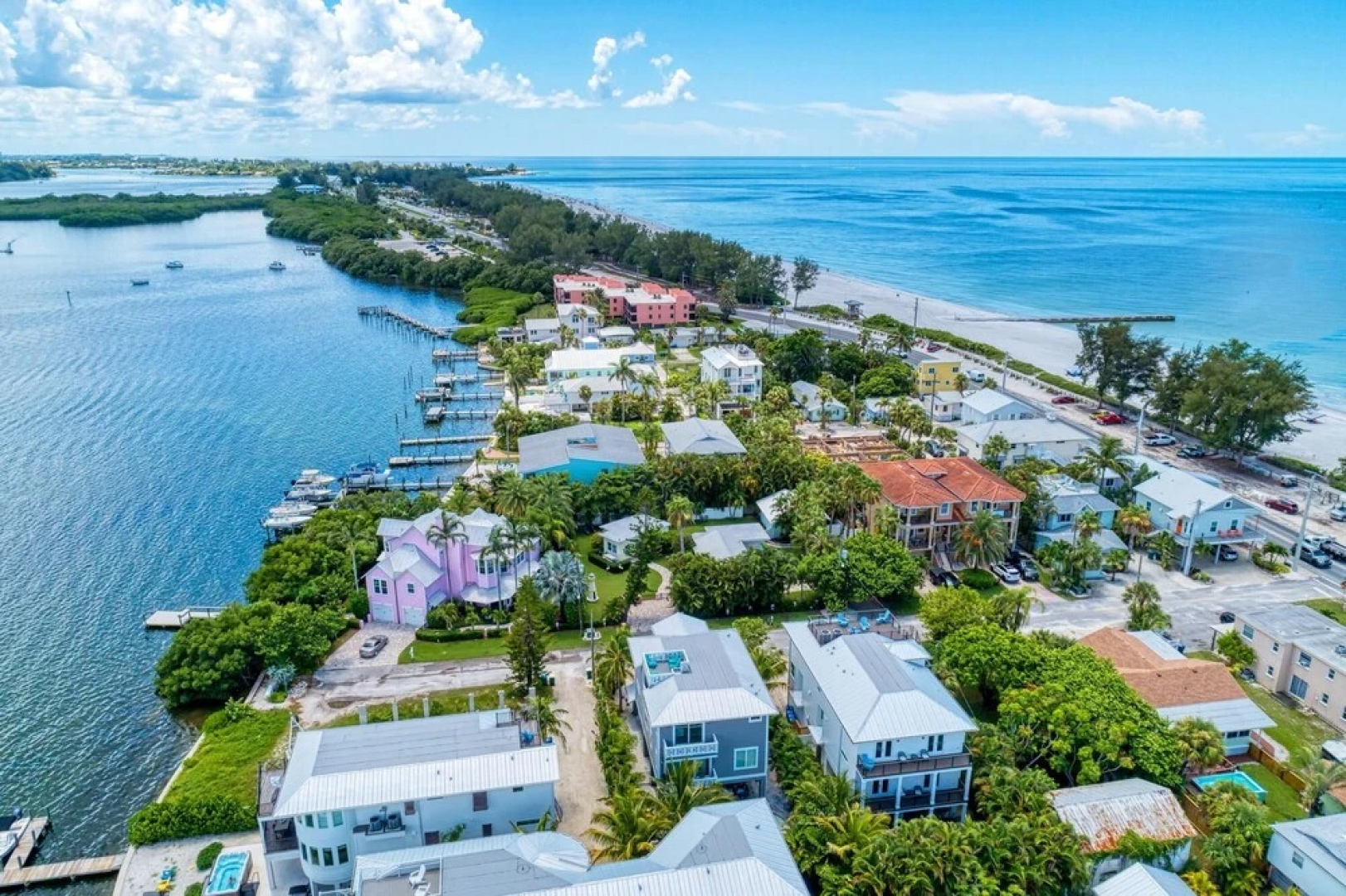 Cottage Haven-one Minute Walk To The Beach-private Yards-keyless Locks