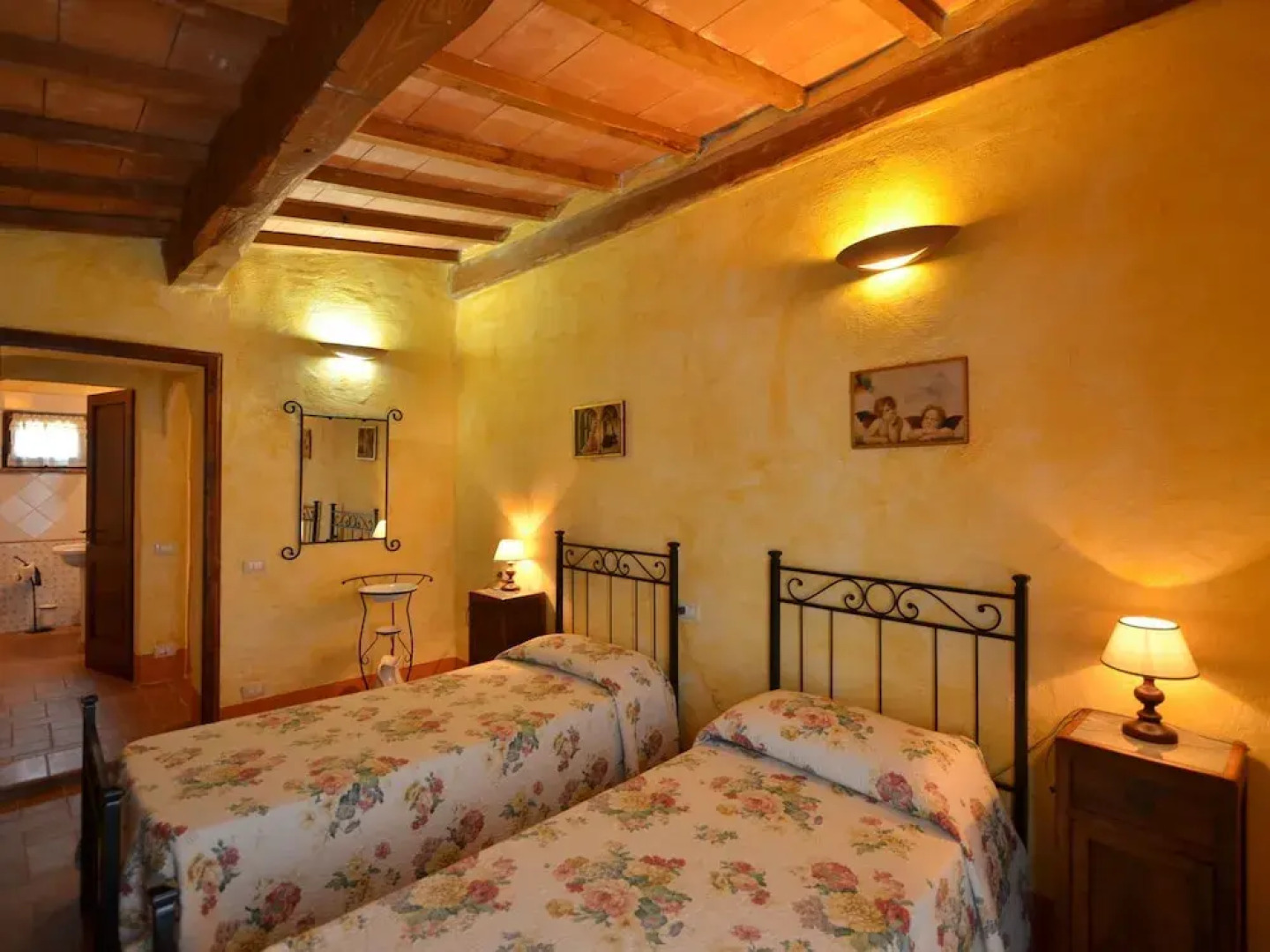 Attractive Apartment with Large Pool & Hot Tub