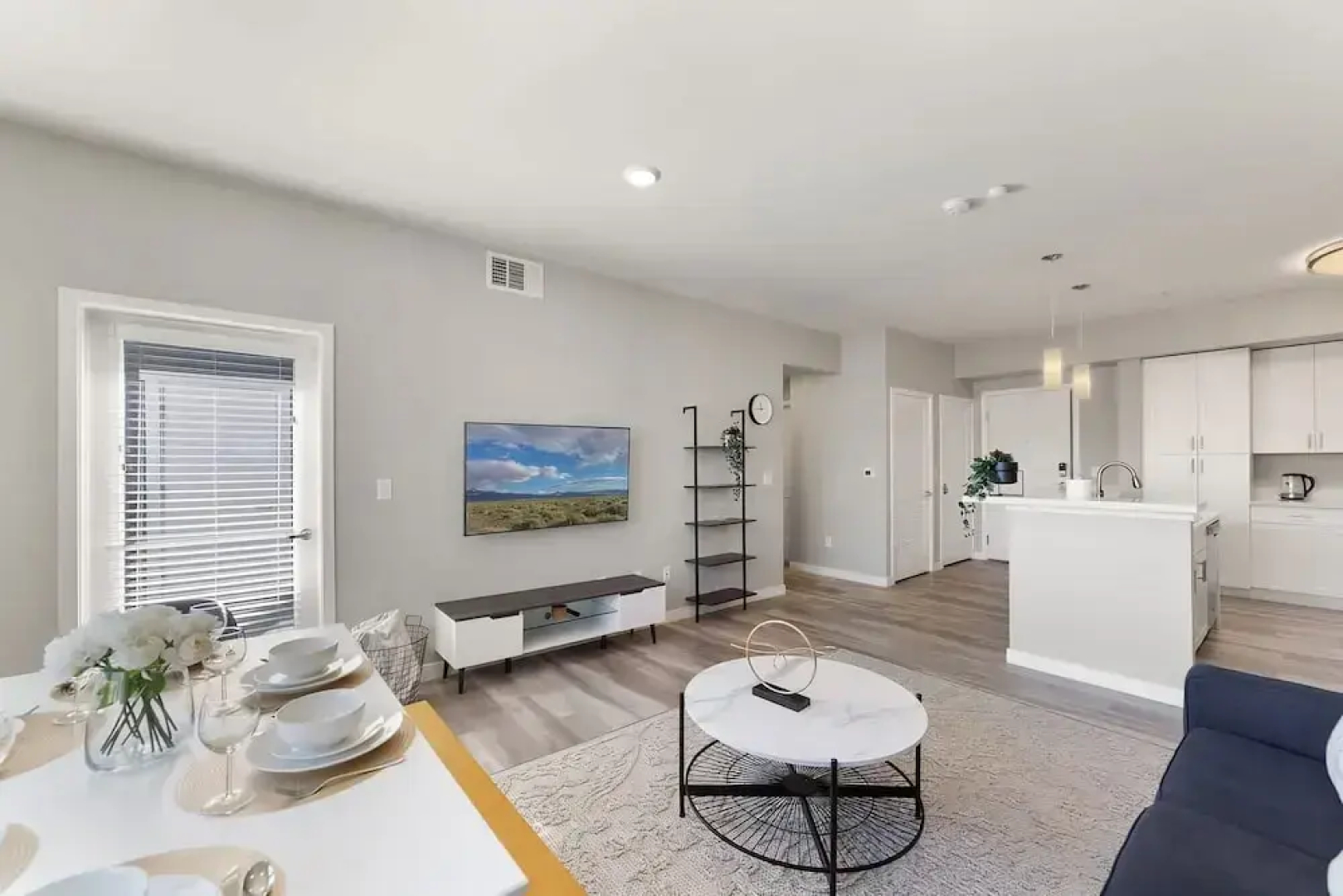 Chic Apt w Jacuzzi Pool BBQ Mountain Views