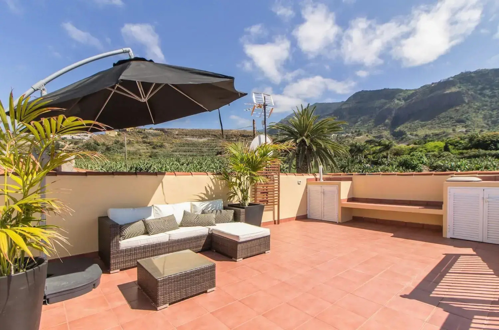 Villa in protected space in front of the sea