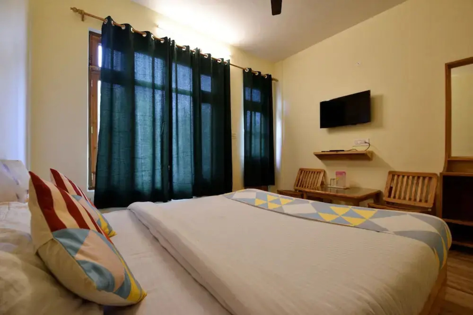 OYO 16868 Home Premium Studios Katrain, Nh3,