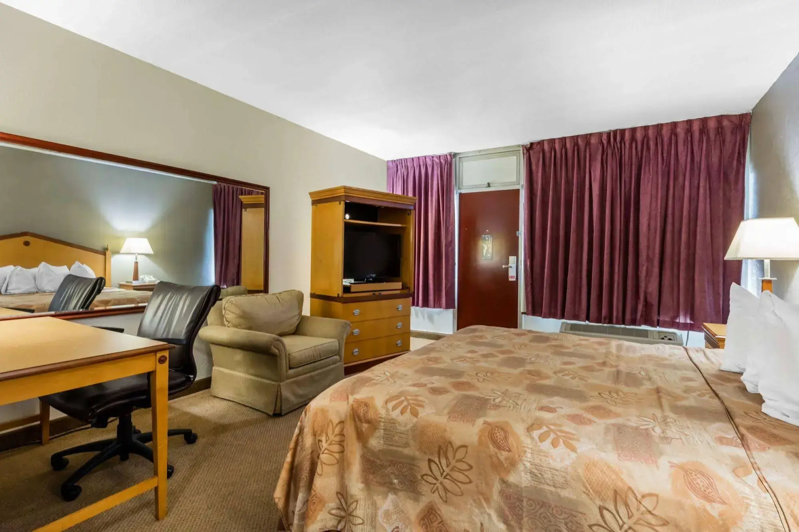 Econo Lodge Inn & Suites