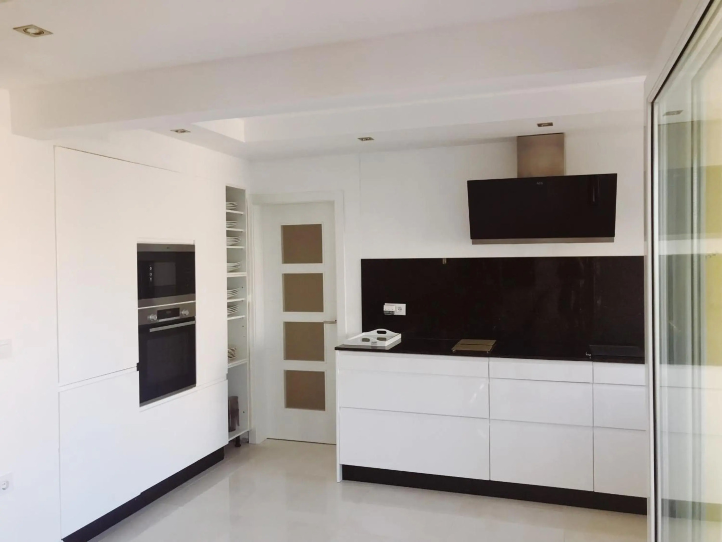 The White Apartment: Luxury, Beach and Design