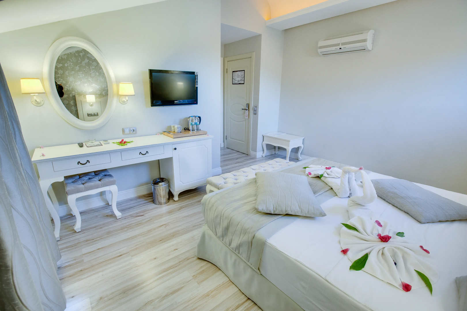 The PINEHILL Hotel & Suites