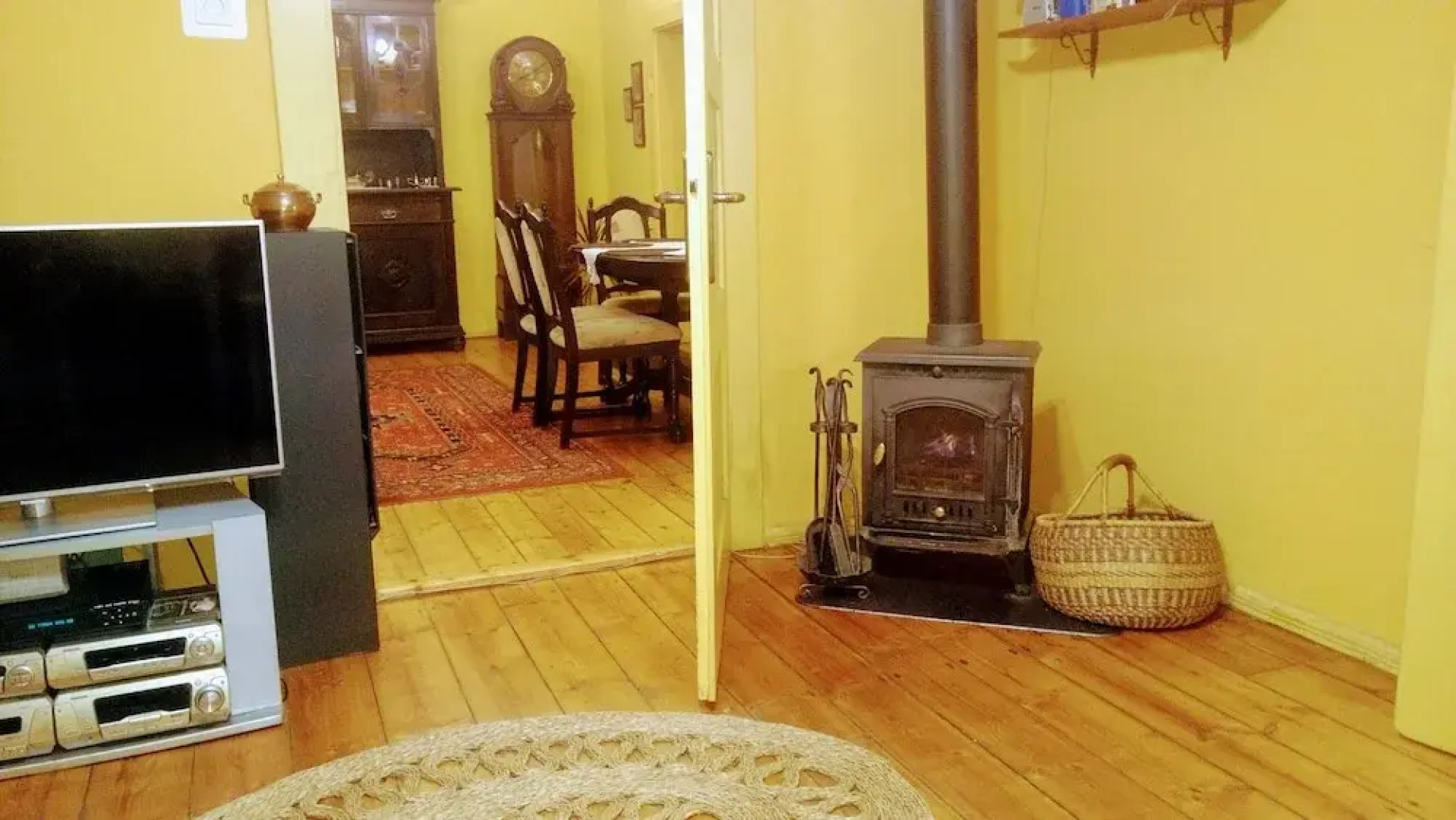 Apartment Under Cedar