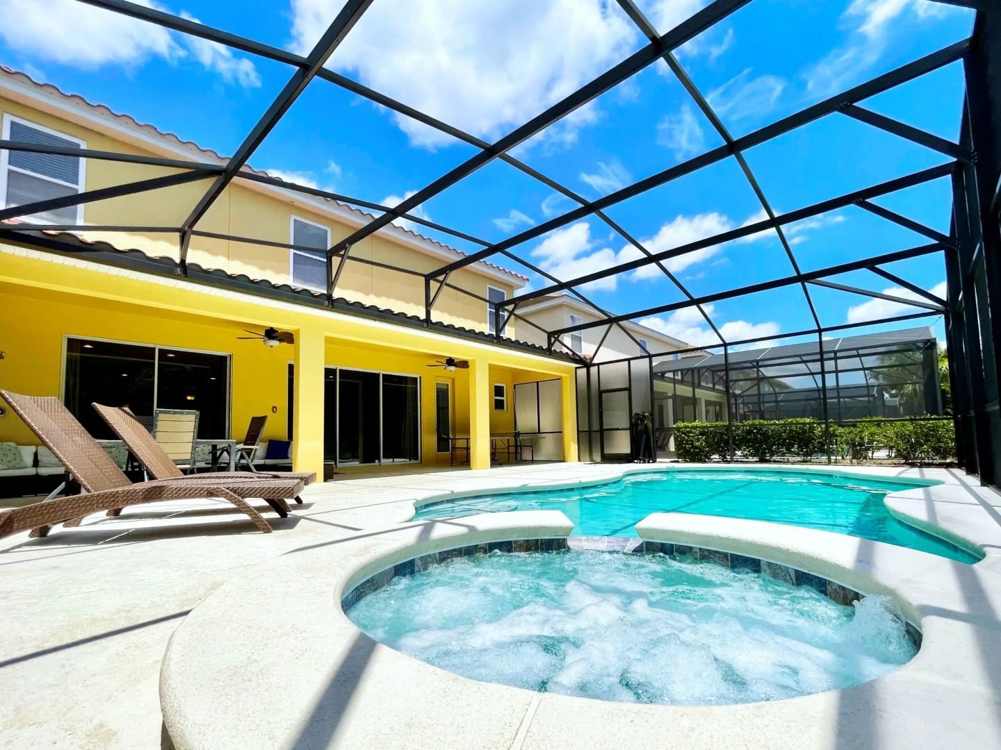 Huge10Bd Spa Gm Pool Solterra-5252OA, Davenport, US