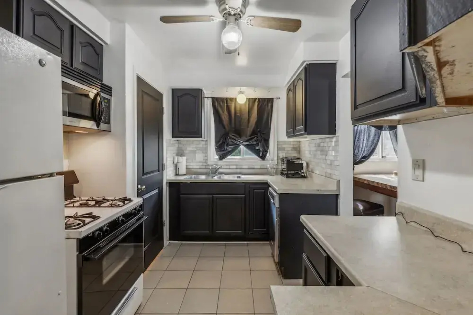 Queen G2 Mansion 3 Bedroom Home by RedAwning