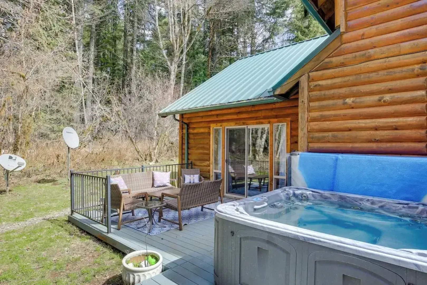 Peaceful Rhododendron Cabin w/ Fire Pit & Hot Tub!