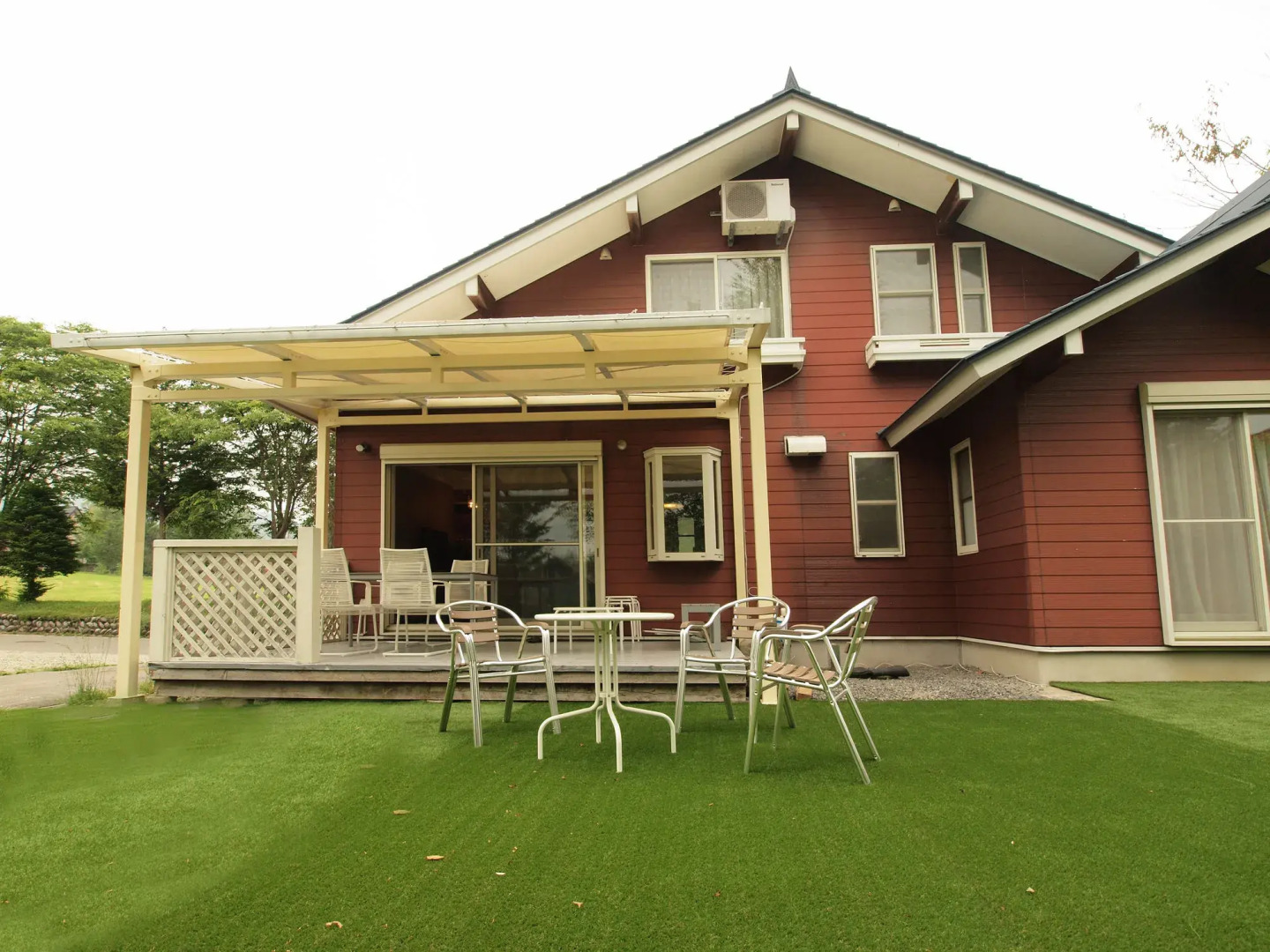 Holiday House Green Garden