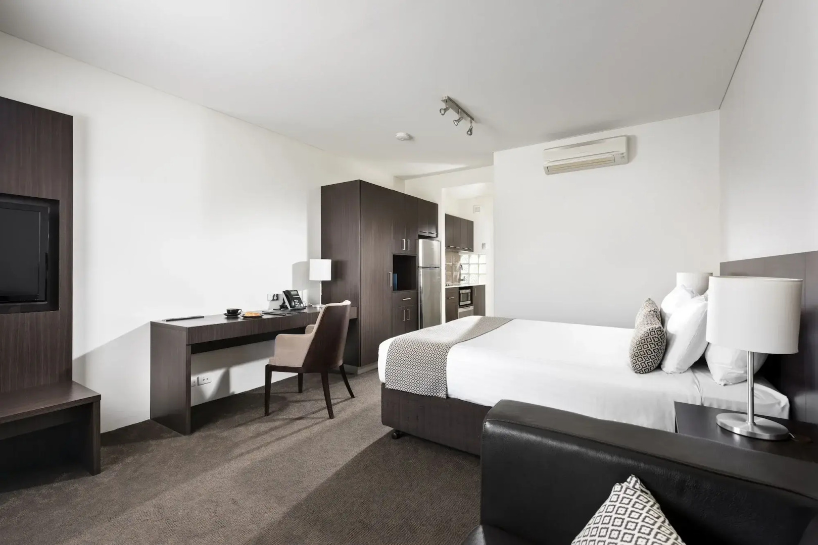 Pier 21 Riverside Apartment Hotel