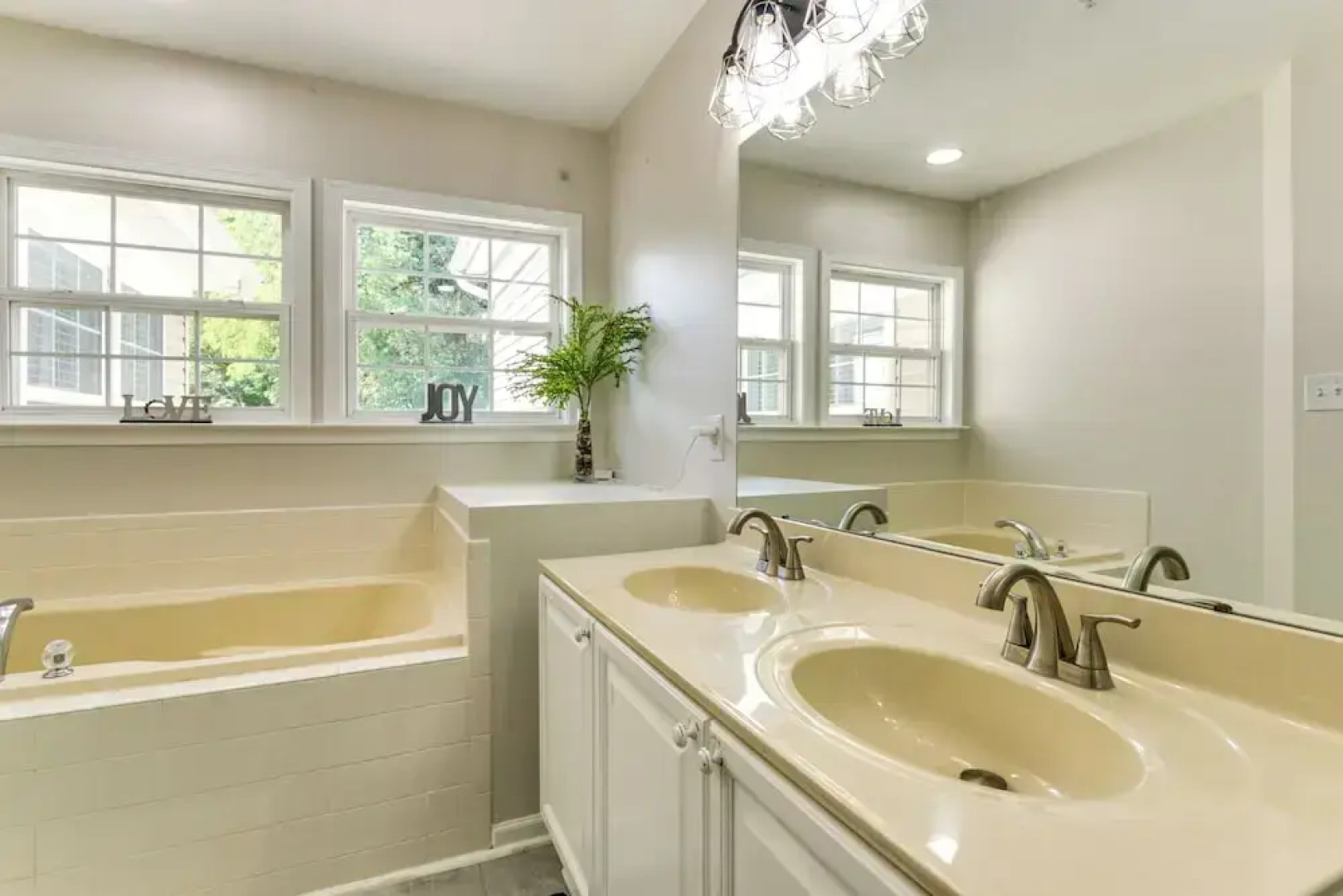 < 2 Mi to Dtwn Hagerstown: Townhome w/ Fireplace