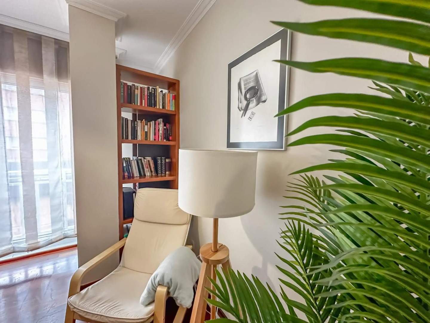 Apartamento completo, amplio, muy iluminado y con plaza de garaje incluida.