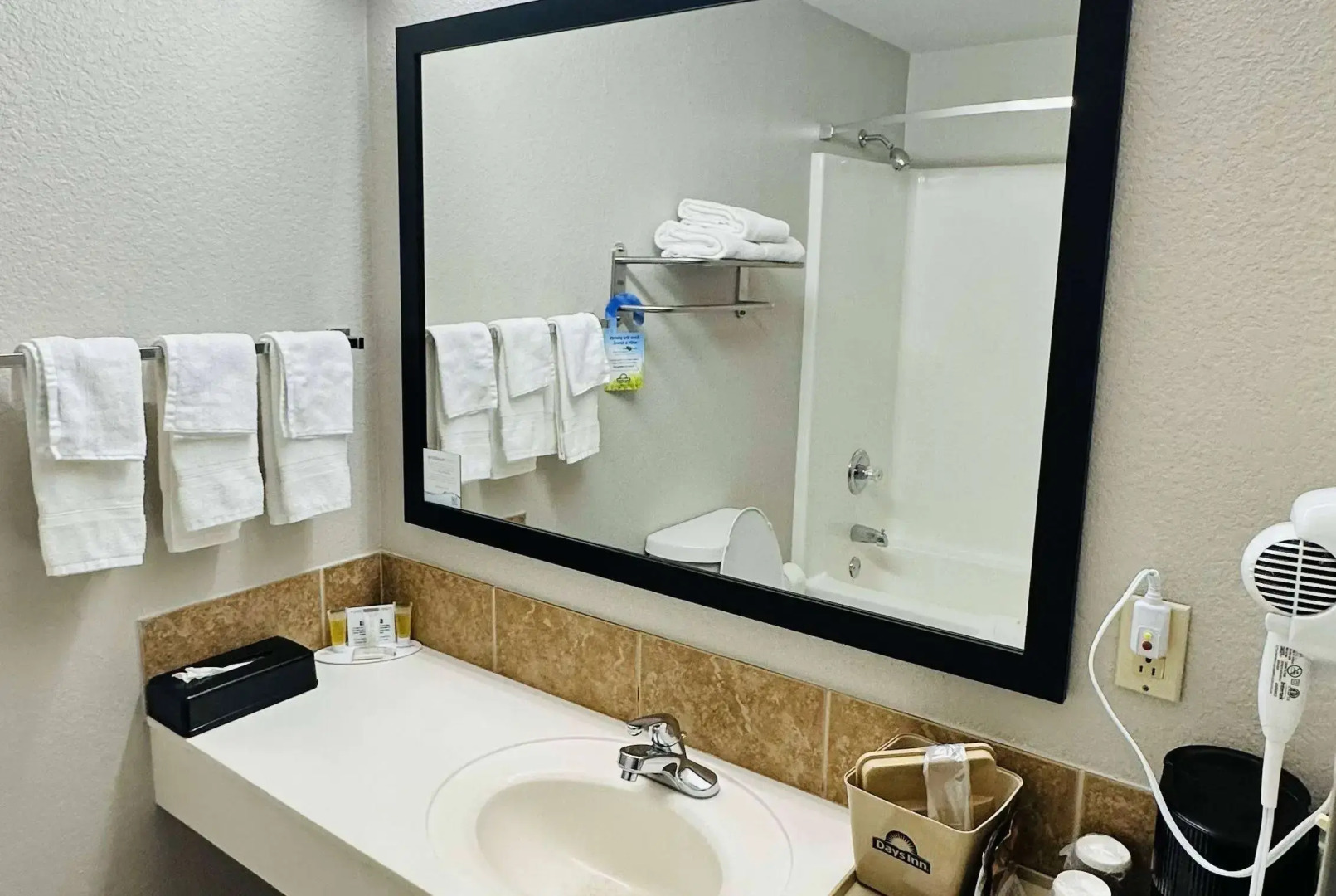 Days Inn & Suites by Wyndham Wynne