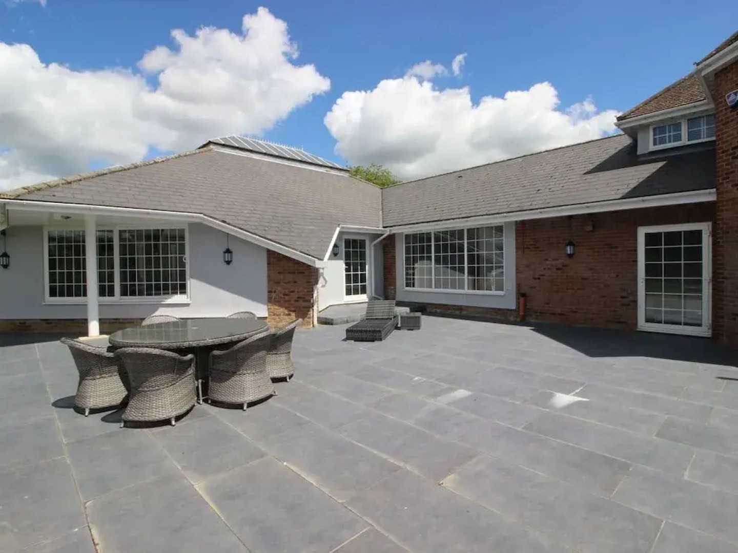 Beautiful Family Home With 42ft Pool & Cinema Room