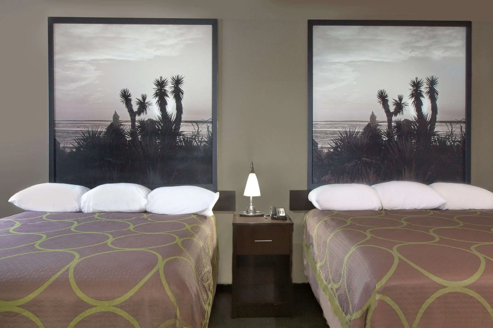 Super 8 by Wyndham Victoria/North/Mall Area