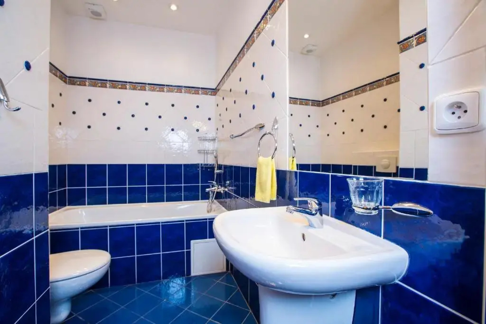 Yellow Ski Apartments