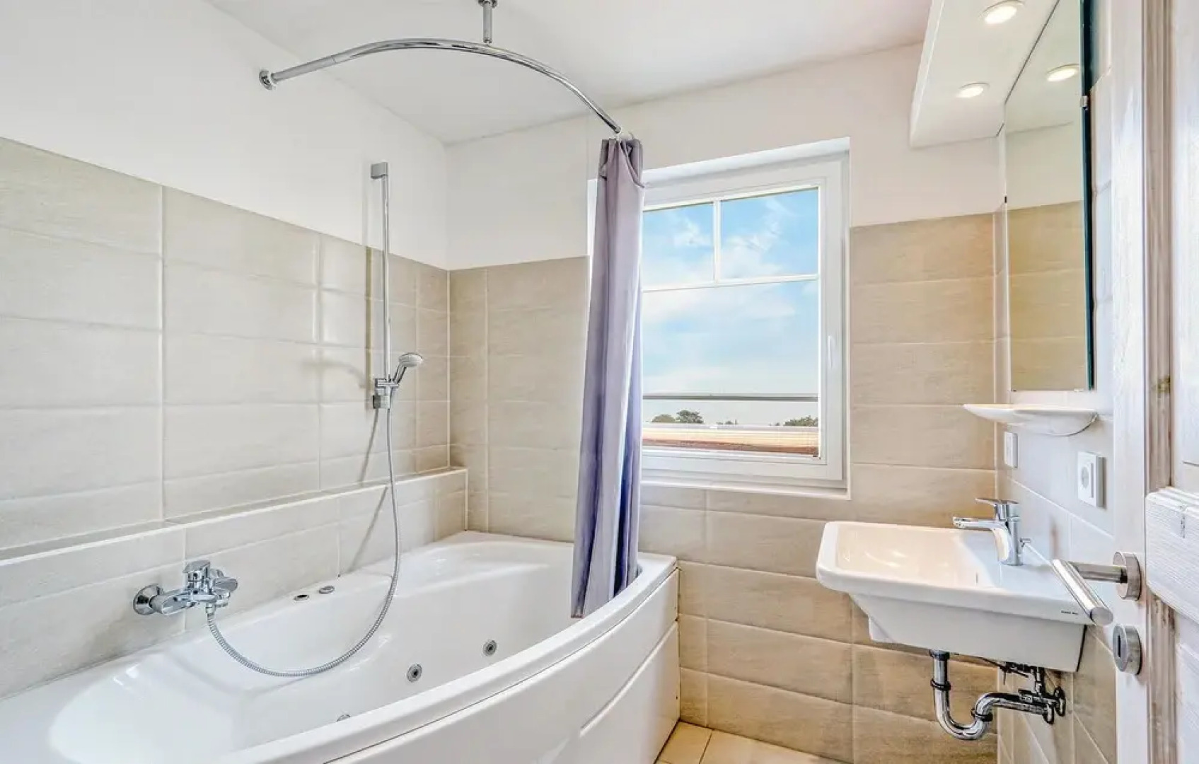 Weiße Strandvilla/56a O